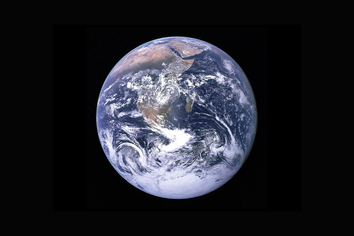 Die Erde im Weltall, mit sichtbaren Kontinenten und Wolkenformationen, aufgenommen aus dem All .
