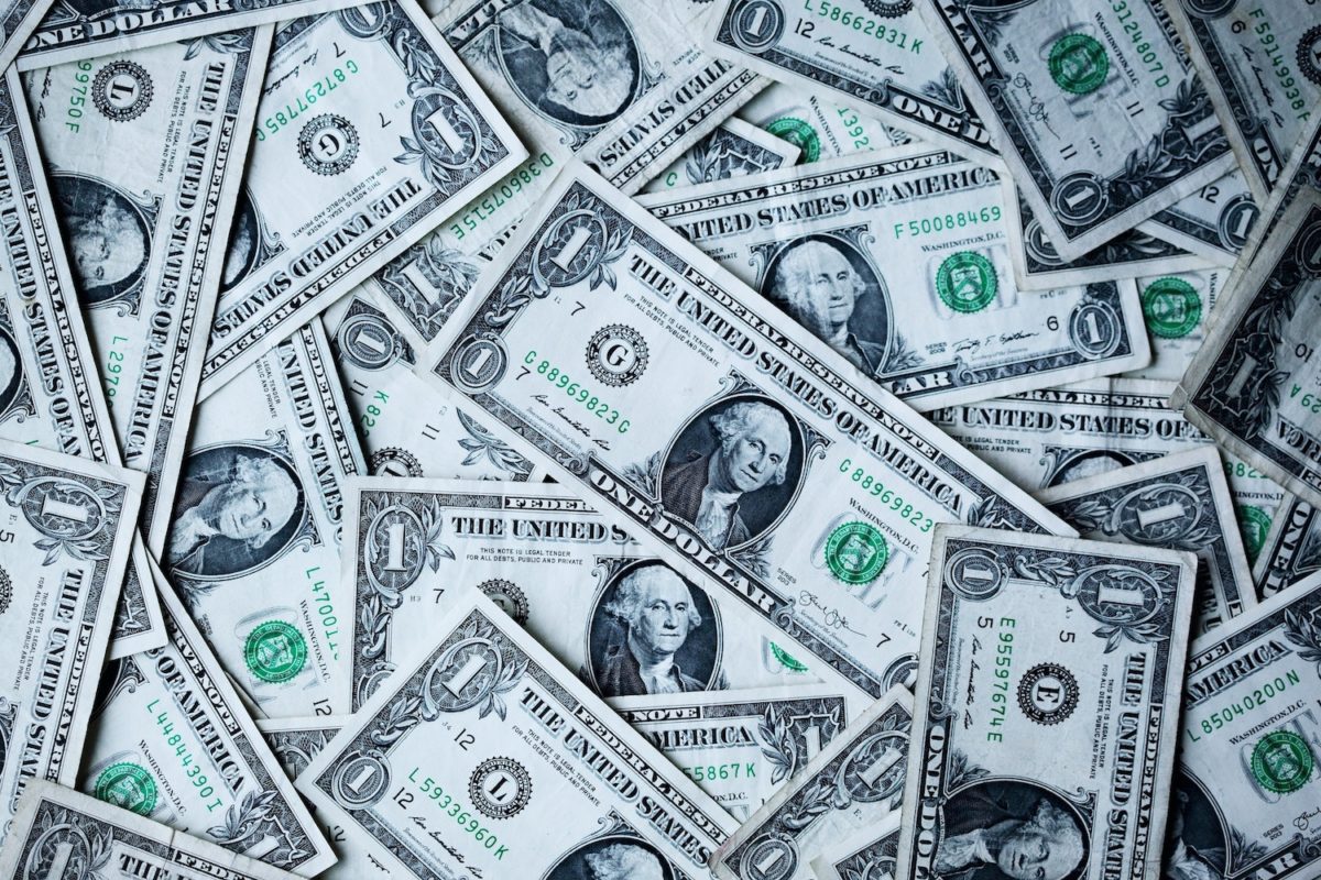 Vielzahl von US-Dollar-Scheinen flach ausgelegt.