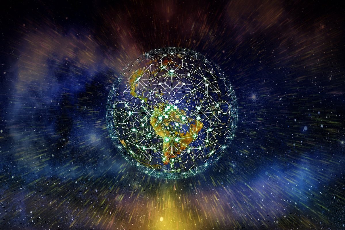 Digitale Darstellung der Erde mit vernetzten leuchtenden Punkten, umgeben von einem kosmischen Hintergrund mit Lichtstrahlen.